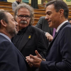 El presidente del Gobierno, Pedro Sánchez, junto al ministro de Fomento, José Luís Ábalos, y el portavoz de ERC, Joan Tardà, en el Congreso.