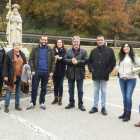 Los candidatos, ayer junto a la estatua del peregrino en La Portela.