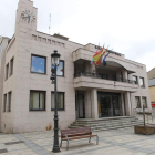 Imagen del exterior del Ayuntamiento de Fabero, donde ayer se celebró el Pleno.