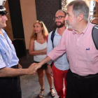 El nuevo alcalde de Génova, el conservador Marco Bucci (centro), saluda a un policía local a su llegada al Palazzo Tursi, sede de la alcaldía de Génova, el 26 de junio.