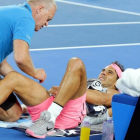 El osteópata atiende a Nadal antes de que el tenista tuviera que retirarse en el Open de Australia.
