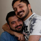Alí, sentado con camisa azul, e Isma, se abrazan para mostrar el amor que sienten el uno por el otro tras los tres años de miedo y rechazo vividos en Azerbaiyán. FERNANDO OTERO