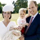 Kate y Guillermo, con sus dos hijos, Jorge y Carlota. MARIO TESTINO