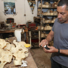 José Vicente Casado en su taller leonés, siempre repleto de fósiles y réplicas de homínidos, dinosaurios y otras criaturas. RAMIRO