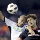 Bruno Saltor lucha el balón aéreo con Llorente, a la derecha.