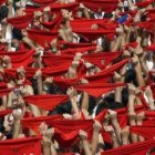 Cientos de mozos en la plaza del Ayuntamiento de Pamplona.