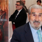 A la derecha, Fernando Suárez, en el premio Leonés del Año. Junto a él, la portada del libro. DL / CAMPILLO.