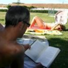 Cada vez hay más personas que hacen uso del préstamo de libros y prensa en las piscinas municipales