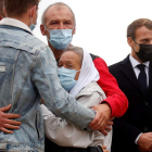 Pétronin se abraza a su hijo en un aeropuerto de París. GONZALO FUERTES