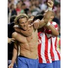 Diego Forlán celebra exultante el triunfo del Atlético frente el Espanyol