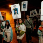 Un grupo de niños caminaba ayer con carteles con las fotos de sus familiares secuestrados por las FA