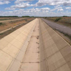 Una vista del canal, que permanece completamente seco. DL
