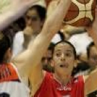 La base Mar Rovira y el entrenador Estrada, el año pasado ante el Ros