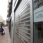Las tiendas del centro de la capital berciana permanecieron el jueves cerradas y abren hoy.