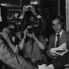 Imagen de archivo del presidente Adolfo Suárez saludando a Dolores Ibárruri, la Pasionaria, rodeados de medios gráficos.