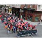 La manifestación salió de la plaza de Lazúrtegui y por Camino de Santiago llegó hasta la sede del Grupo Alonso en Ponferrada.