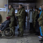 Miembros del ejército ucraniano, civiles y médicos asisten a una liturgia dirigida por un capellán ucraniano y médico de combate dentro de un hospital en Brovary, ROMAN PILIPEY