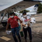 Una madre yanomami carga a su hijo enfermo tras aterrizar en Boa Vista. RAPHAEL ALVES