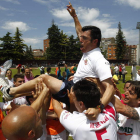 Luis Cembranos es manteado por sus jugadores al término del encuentro en plena celebración del ascenso por parte de los integrantes de la Cultural.