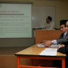 Julio Lago, Jorge Álvarez y David Pacho, ayer durante la presentación del informe en la Universidad