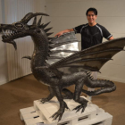 El concejal Omar Savaria, con el impresionante dragón. MEDINA