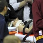 Ellie Day, con collarín, sale en camilla del estadio tras ser arrollada por LeBron James durante una jugada.