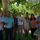 Un grupo de personas brinda con un vino de la cooperativa Ribera del Cea, de Valderas. MEDINA