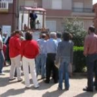 Un grupo de visitantes observa el mayo del «ti» Alejo