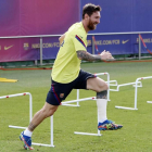Messi lucía ayer un bendaje en su pierna izquierda. FCB