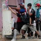 Un grupo de manifestantes se enfrentan a la policía en Managua