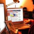 Una mujer navega por internet.