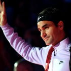 Roger Federer saluda en el O2 Arena de Londres.