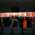 Una decena de madres del Flores del Sil desplegaron una pancarta durante la sesión plenaria