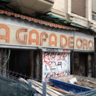 De momento, el cartel de La Gafa de Oro resiste, pese a la remodelación del local que ocupó desde 1925. MARCIANO PÉREZ