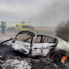 El vehículo calcinado por las llamas en el accidente. ALBERTO DOMINGO