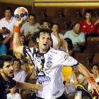 Gonzalo Carou realiza un lanzamiento en el debut liguero del Abanca Ademar frente al Logroño del pasado fin de semana. MARCIANO PÉREZ