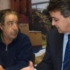 El presidente de la Junta Agropecuaria y el alcalde, ayer durante la firma del convenio.