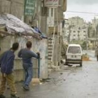 Varios jóvenes palestinos lanzan piedras contra los tanques israelíes