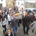 Los vecinos de Brugos de Fenar procesionaron al patrón san Jorge por la localidad.