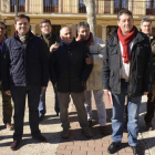 El secretario del PSOE en la provincia junto a los representantes del partido en Sahagún.