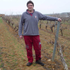 Diego Tijera, en el viñedo propiedad de la cooperativa que ocupa la parte porterior de la bodega de Pajares.