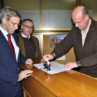 Carballo, ayer presentando su escrito en la Fiscalía de Área.