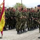 El Rey saluda a la bandera en su visita a la base militar de Araca, en Vitoria