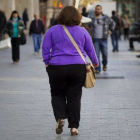 Una mujer con sobrepeso pasea por Barcelona.