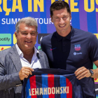 El delantero del FC Barcelona Robert Lewandowski, ayer junto a Joan Laporta. GIORGIO VIERA
