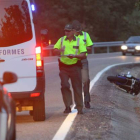 La moto permaneció en la calzada mientras la Guadia Civil investigaba las causas del siniestro.