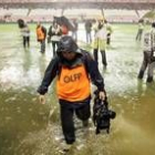 Los medios de comunicación abandonan el campo del Sevilla con el agua por los tobillos