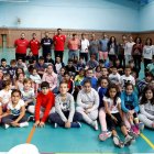 Los alumnos de La Pola de Gordón, con integrantes del Ademar, en la jornada de promoción. MARCIANO