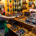 La Feria de Artesanía, todo un polo de atracción para los clientes.