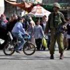 Un soldado israelí vigila un cruce en la ciudad cisjordana de Hebrón